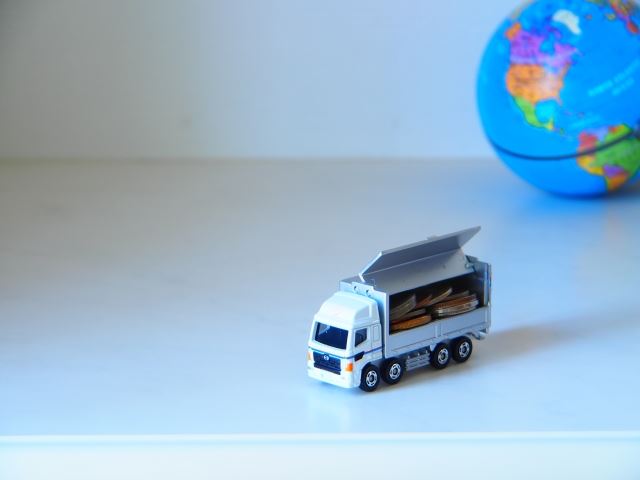 白いトラックの玩具